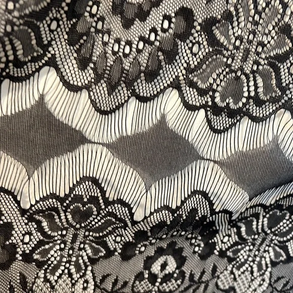 New Limited top with lace - Picture 3 of 7